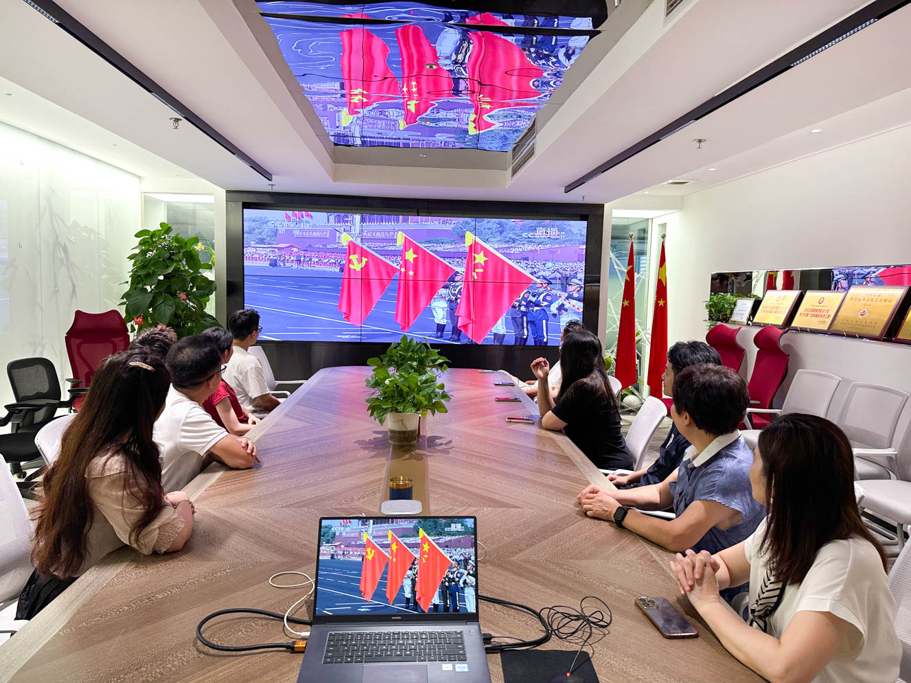 多宝（中国）一站式服务官网装饰党支部组织党员观看九三阅兵仪式