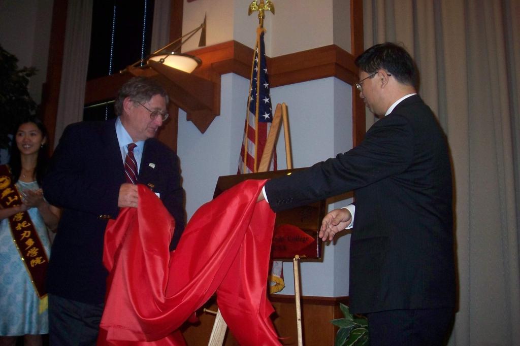 刘宏民校长和美国托力多大学校长Jacobs 校长共同为多宝官网海外汉语教学中心(托力多学院)揭牌